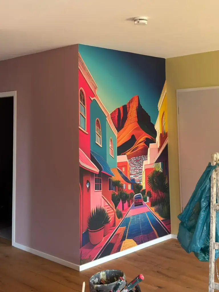 Frisch gestrichene Wand in Rosa, Gelb und mit aufwändigem bunten Motiv, umgesetzt von RoGi-Bau.