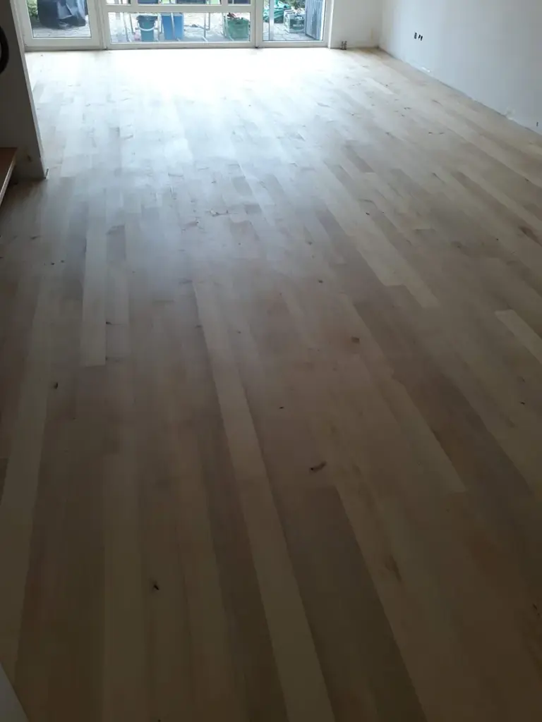 Frisch verlegter Laminatboden in Holzoptik in einem Raum, verlegt von RoGi-Bau.