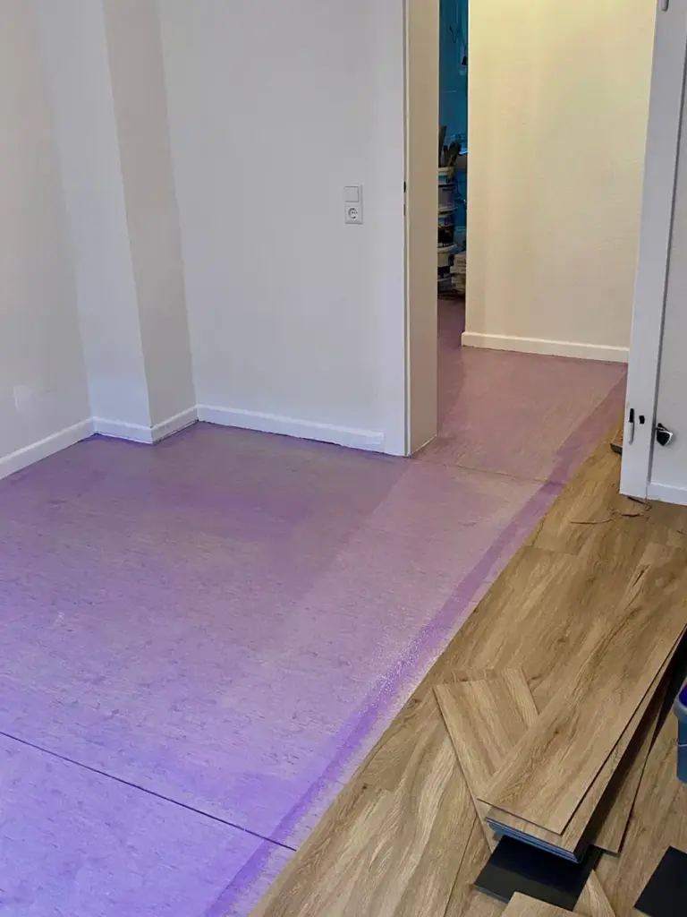Boden beim Verlegen von Bodenbelag in Holzoptik durch RoGi-Bau Innenausbau.