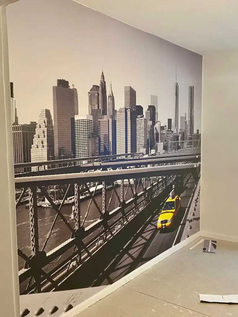 Wand mit großflächigem Fotomotiv, umgesetzt von RoGi-Bau.