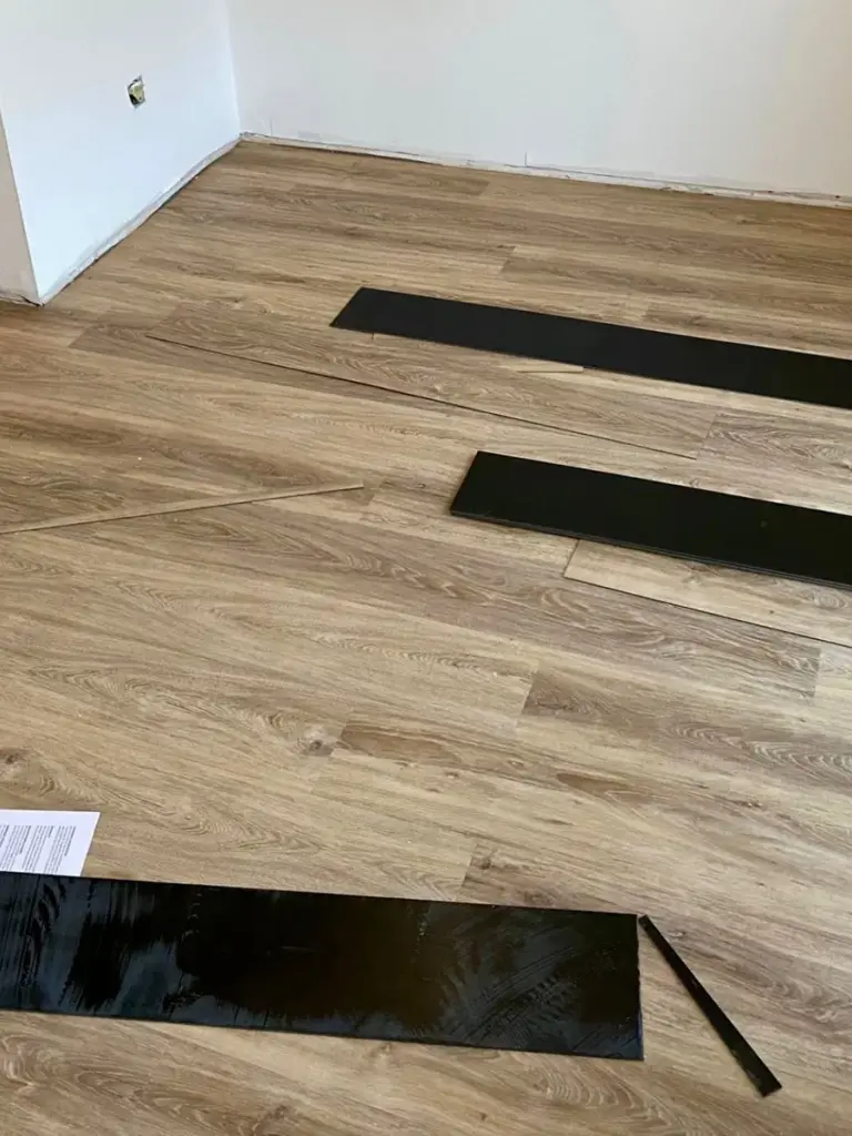 Boden beim Verlegen von Bodenbelag mit Holzoptik durch RoGi-Bau.